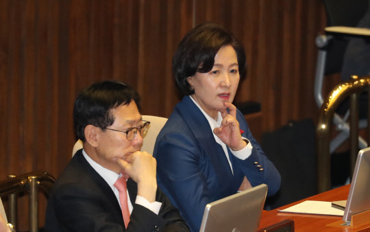추미애 법무부 장관 후보자가 30일 국회 본회의장에서 공수처 설치법안 통과를 지켜보고 있다.   연합뉴스